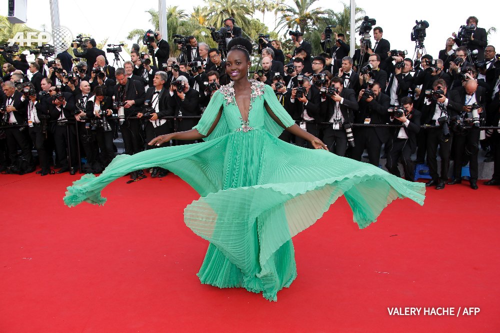 afpfr's tweet photo. #AFPretro2015 @Lupita_Nyongo au @Festival_Cannes. Photo @ValeryHache #AFP https://t.co/tFWbwrjfLY