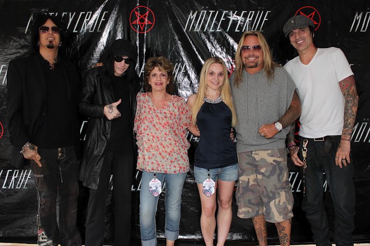 MissLeighD's tweet photo. #TBT @mamatreelee @MotleyCrue @NikkiSixx @MrTommyLand @thevinceneil @mrmickmars #TheEndIsHere #RIPMotley ⚰ https://t.co/pq06yIrFuE