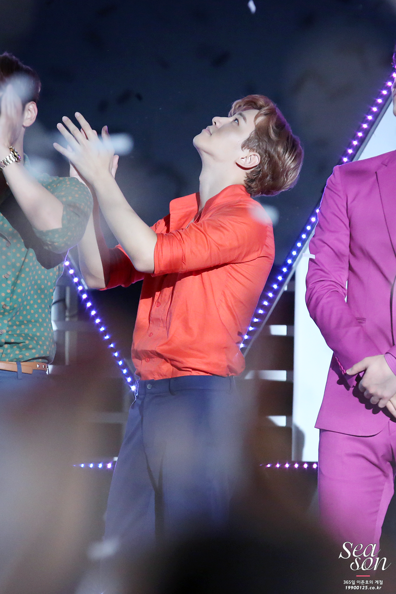 우리집은 몇 번 보지도 못했고 찍지도 못했고. 그 귀한 몇 번 중 하루. 꽃가루에 초점이 다 맞았던 엔딩 사진 중 한 장. 한결같이 꽃가루 좋아하는 준호. 
farm6.staticflickr.com/5748/237862740…