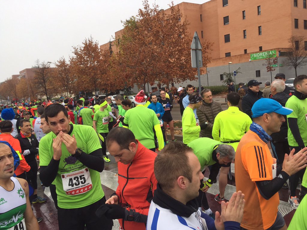Alcobendas_ayto's tweet photo. Ambientazo en San Silvestre de #Navidadalcobendas15 

Suerte corredores https://t.co/T6JZeNZdfV