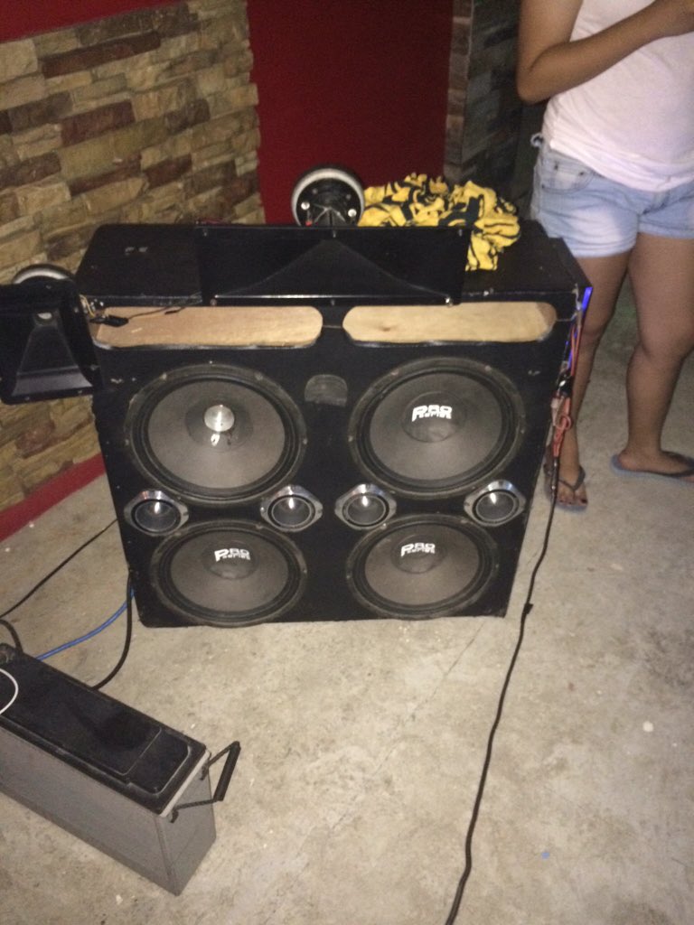 sarahcruuuz's tweet image. Ayusa sa #SpotifyNYE uy. Ma adjust ang mood. May time pa talaga. Haha. 😎🎶 plus achup na speakers😂 haha