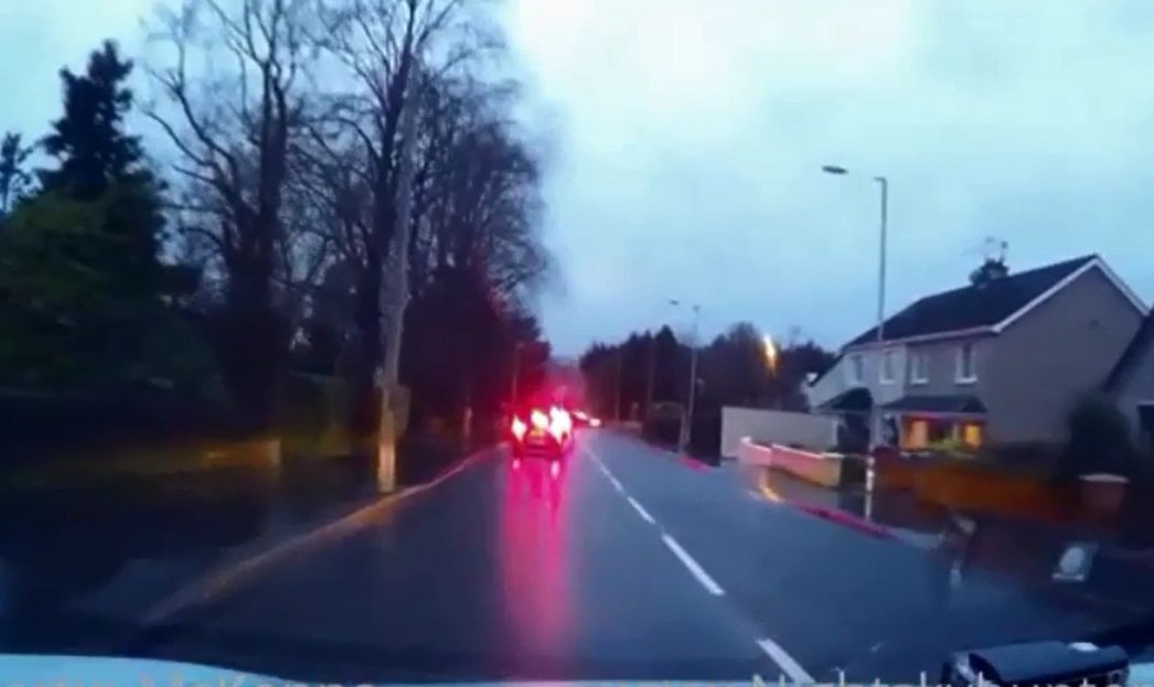 MidUMail's tweet photo. Video: Tree falls on to road in Cookstown narrowly missing motorist - from @martinastro2005 https://t.co/TtJEybbMmd https://t.co/UpsncLQ4Pz