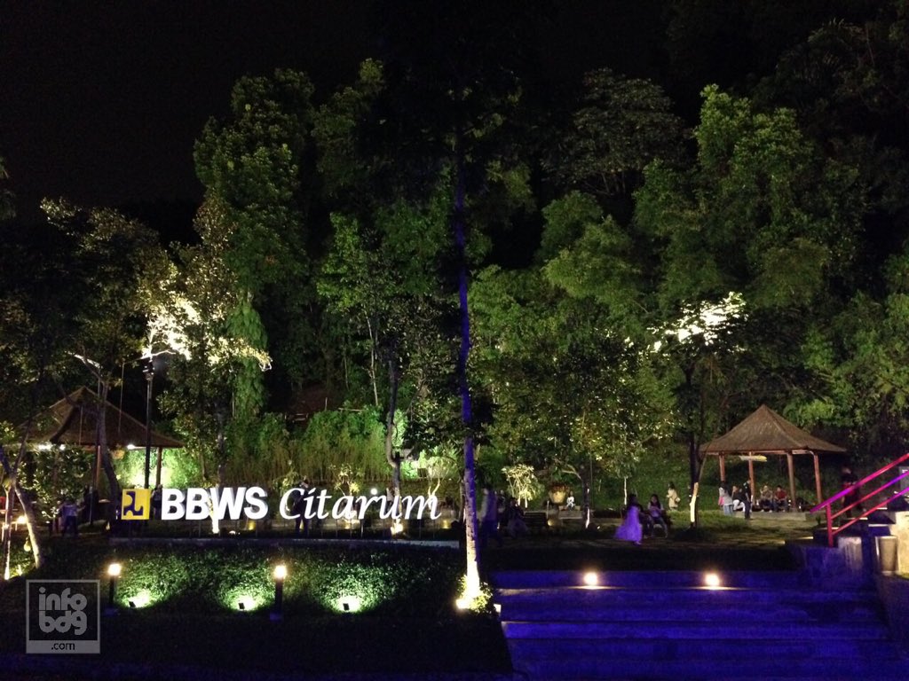 infobdg's tweet image. Suasana menjelang peresmian Teras Cikapundung yg akan diresmikan oleh @ridwankamil pukul 21.00 #tahunbaruanBDG