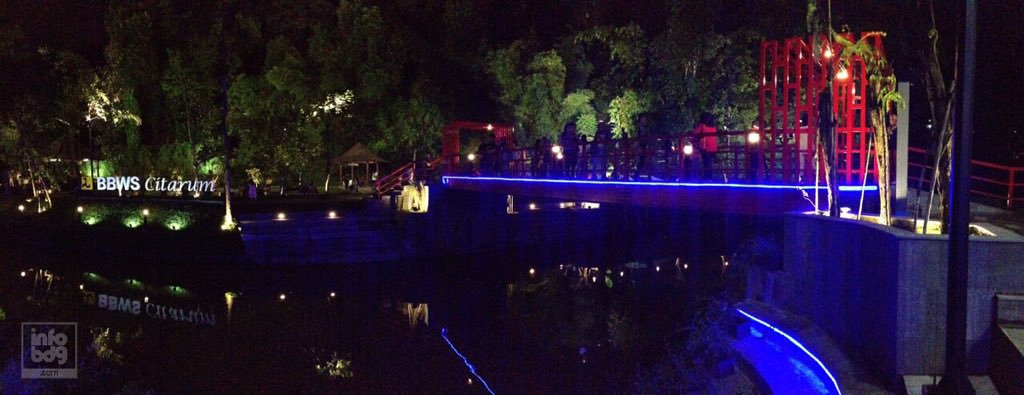 infobdg's tweet image. Suasana menjelang peresmian Teras Cikapundung yg akan diresmikan oleh @ridwankamil pukul 21.00 #tahunbaruanBDG