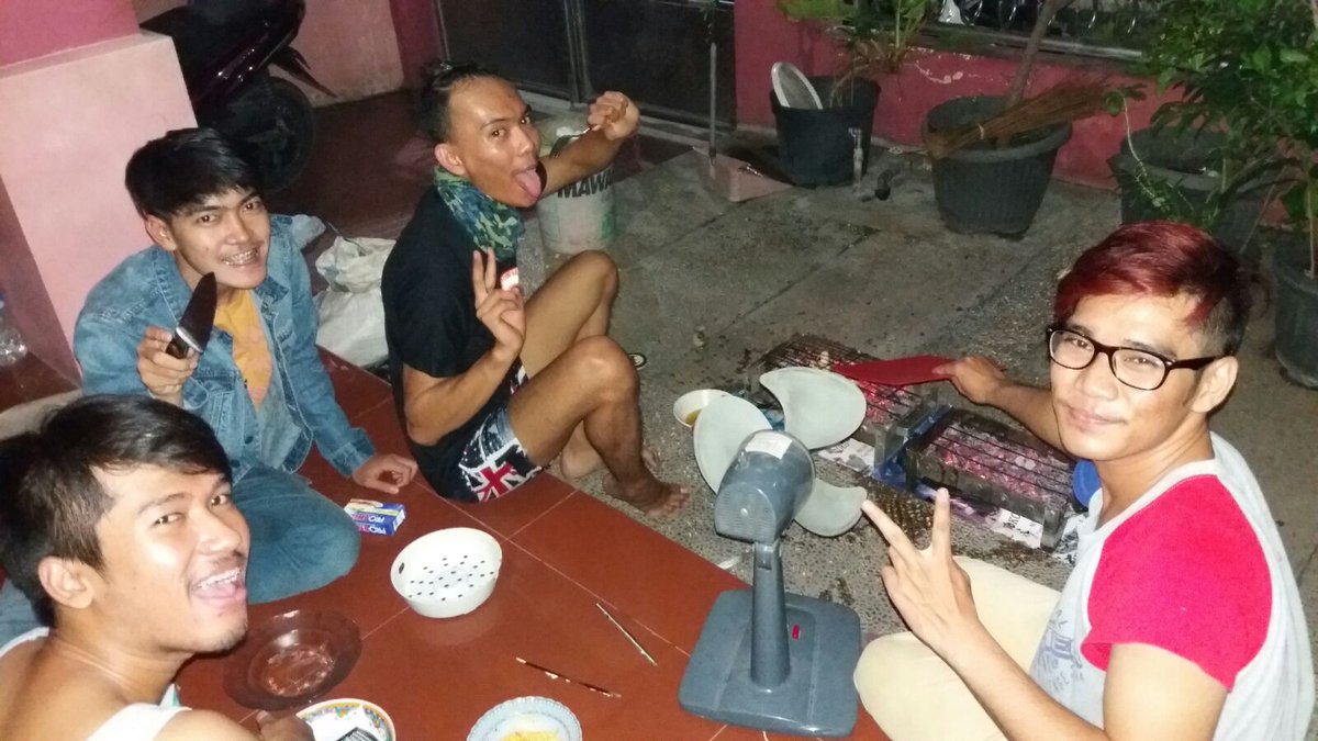 Ada lagi nih seseruan temen jeje <a href="/IncrowsSurabaya/">Incrows Surabaya</a> lg bakar bakaran yummy, share dong keseruan kamu #JejeTahunBaruan