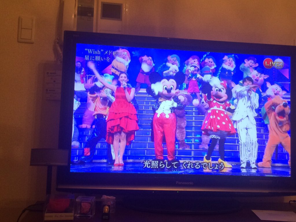 asuka_asm's tweet photo. 紅白にミッキーでた！！笑
#紅白 https://t.co/dQjMNm7sin