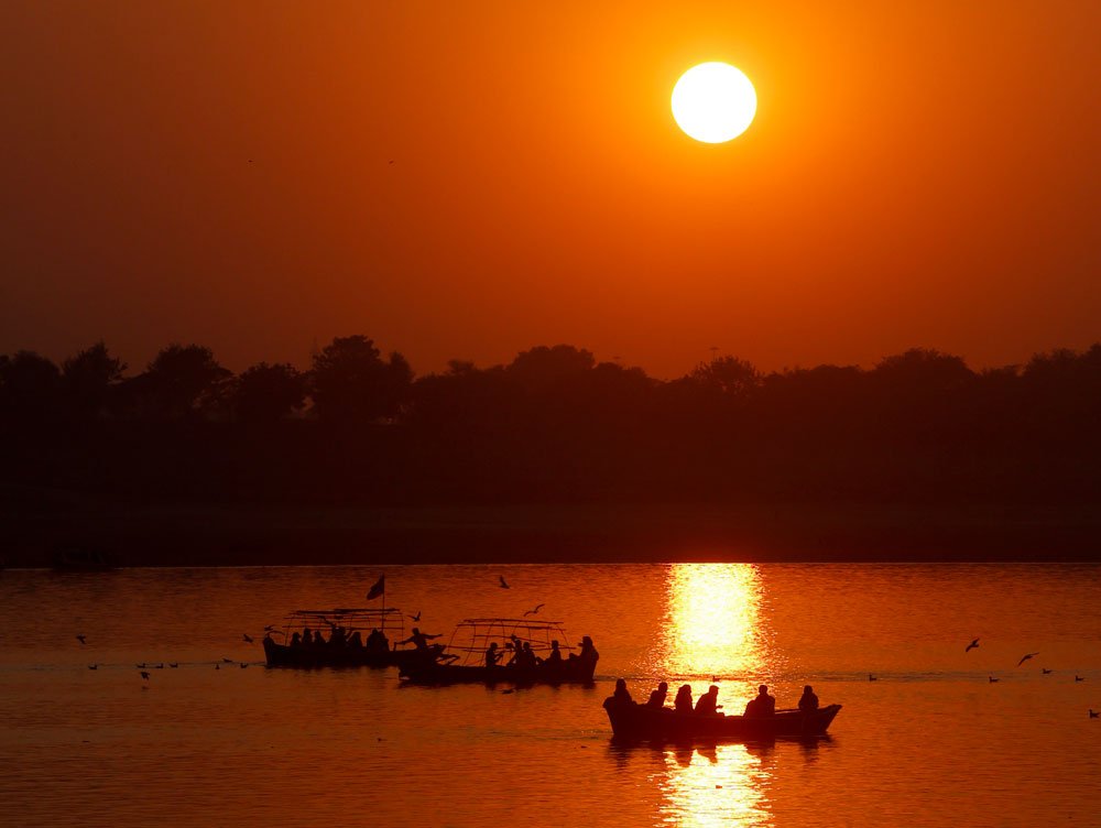 Internazionale's tweet photo. L'ultimo tramonto dell'anno, da Allahabad, in India. https://t.co/3xOrwEgwWA https://t.co/W0jjipzUwk