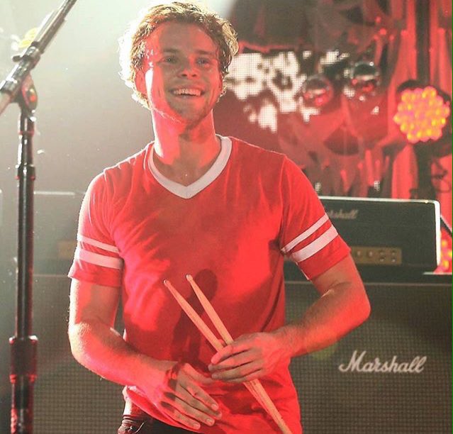 victorianpp12's tweet photo. yara_am1999: RT Vianca_Clifford: BRING IT ON 2016!

#2015With5SOS 
#VideoMTV2015 5 Seconds of Summer https://t.co/FQcYjfkb0X