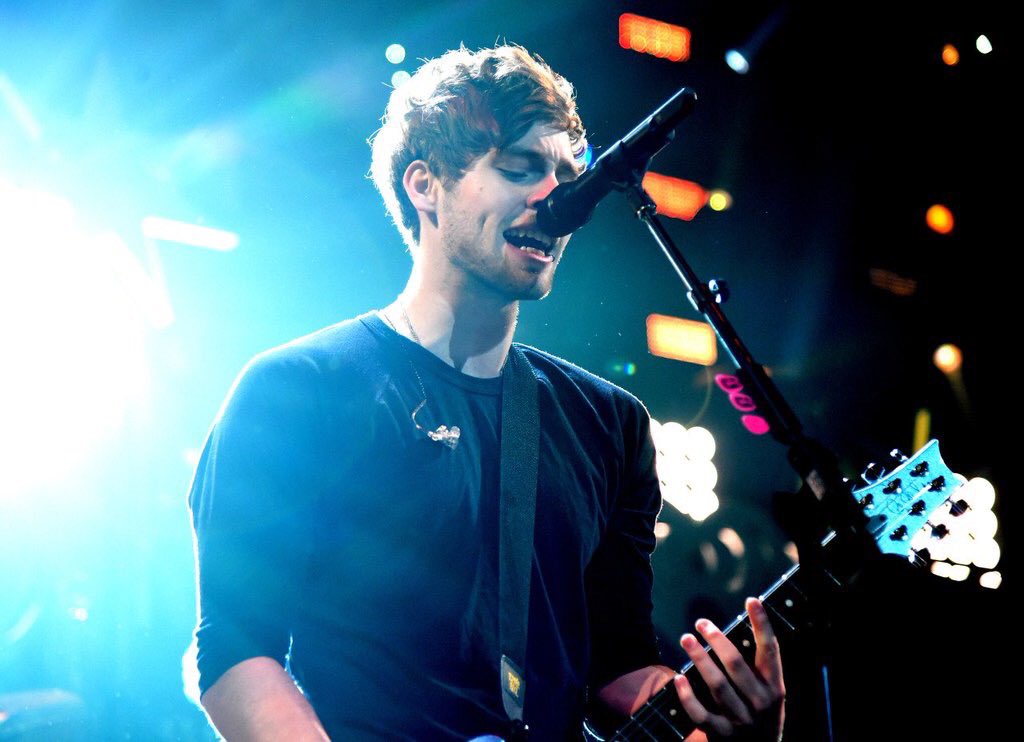 victorianpp12's tweet photo. yara_am1999: RT Vianca_Clifford: BRING IT ON 2016!

#2015With5SOS 
#VideoMTV2015 5 Seconds of Summer https://t.co/FQcYjfkb0X