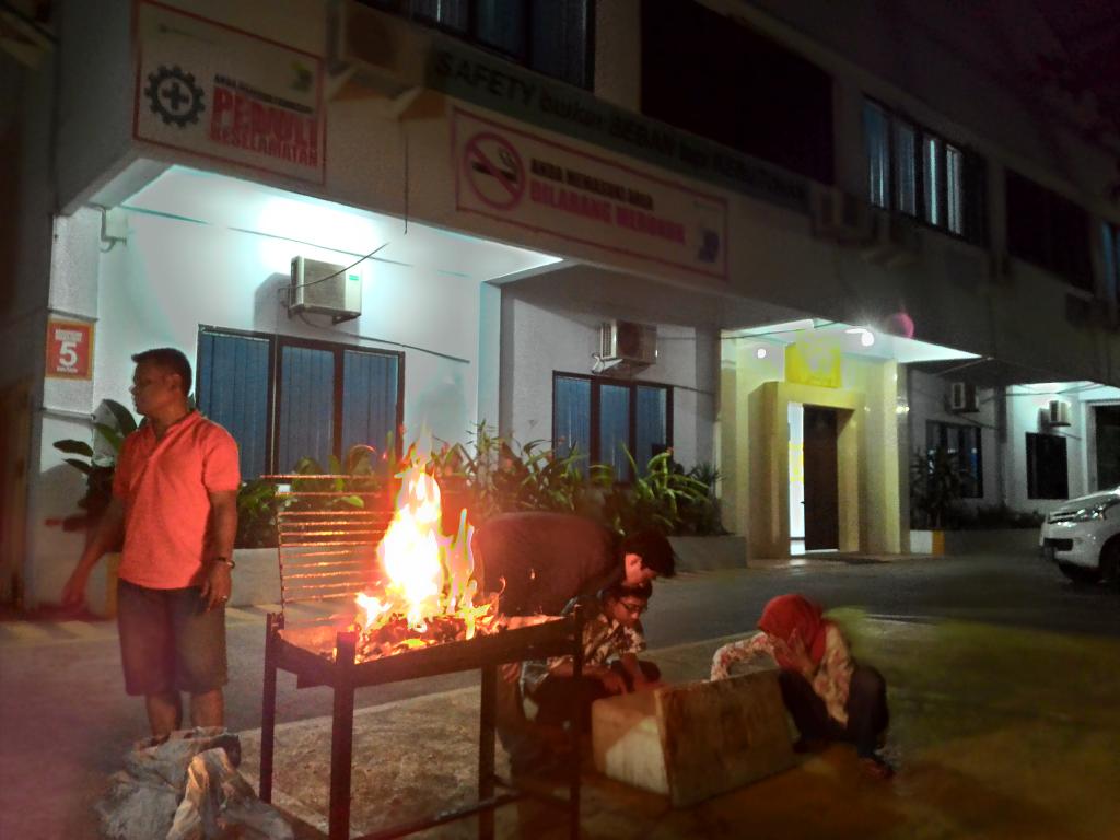 APanarring's tweet photo. Malam Tahun Baru di kantor Tigaraksa Satria cab. Makassar https://t.co/ZWMaUKYH83