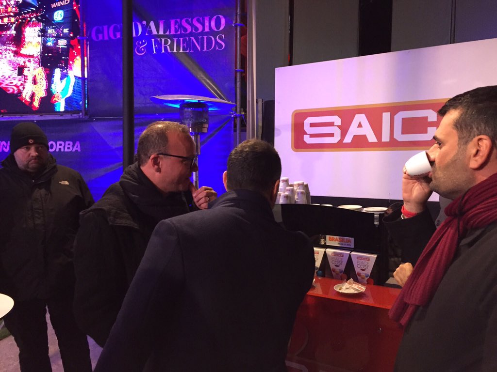 #GigiAndFriends Il sindaco Antonio Decaro si ristora con Gigi D'Alessio prima del concertone.<a href="/Saicaf/">Saicaf</a>
