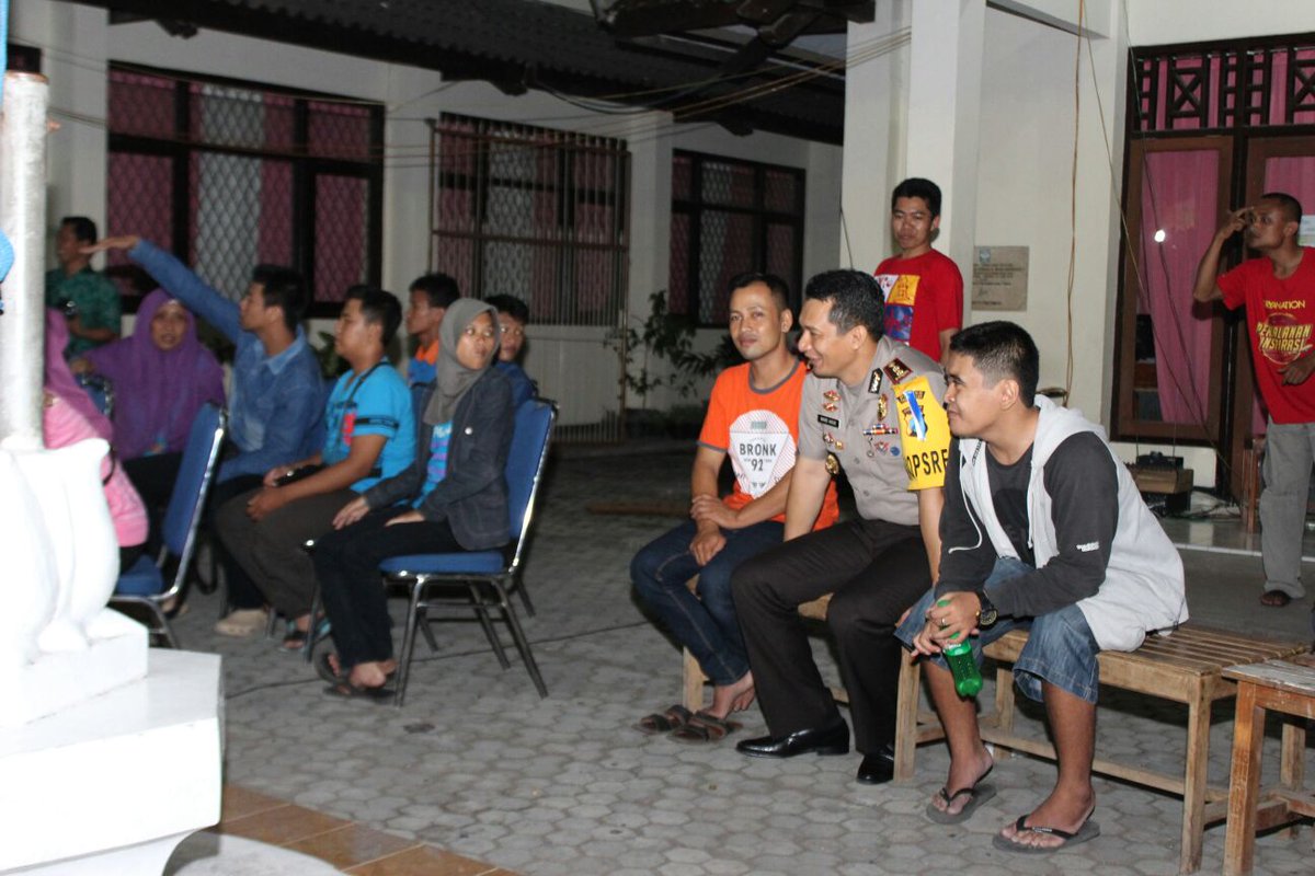 MadeAgus98's tweet photo. Merayakan malam tahun baru 2016 bersama anak-anak SLB Kemala Bhayangkari Trenggalek https://t.co/EV9lK1n6vN