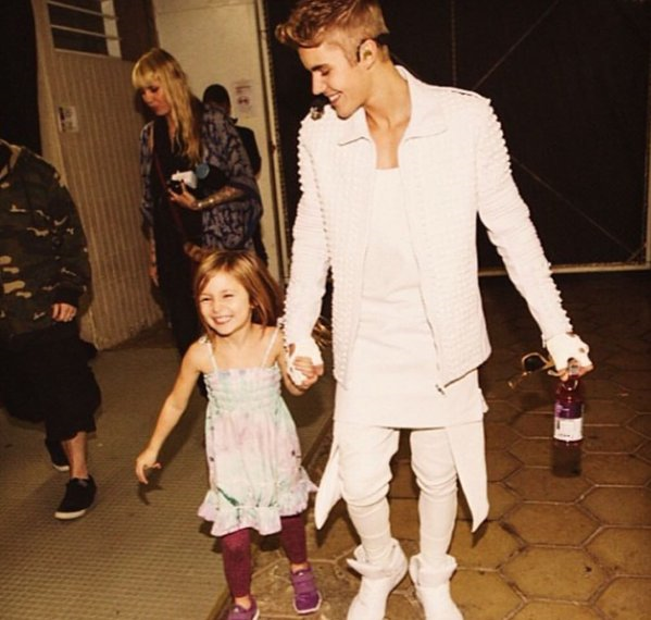 AllBieberNow's tweet photo. This outfit STILL slays my life (his smile is the best part) https://t.co/03hNKDpNB4