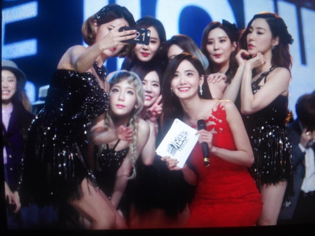 [PIC][31-12-2015]Hình ảnh mới nhất từ "2015 MBC Gayo Daejeon" của SNSD + MC YoonA - Page 3 CXkDUzgVAAA0Qo8