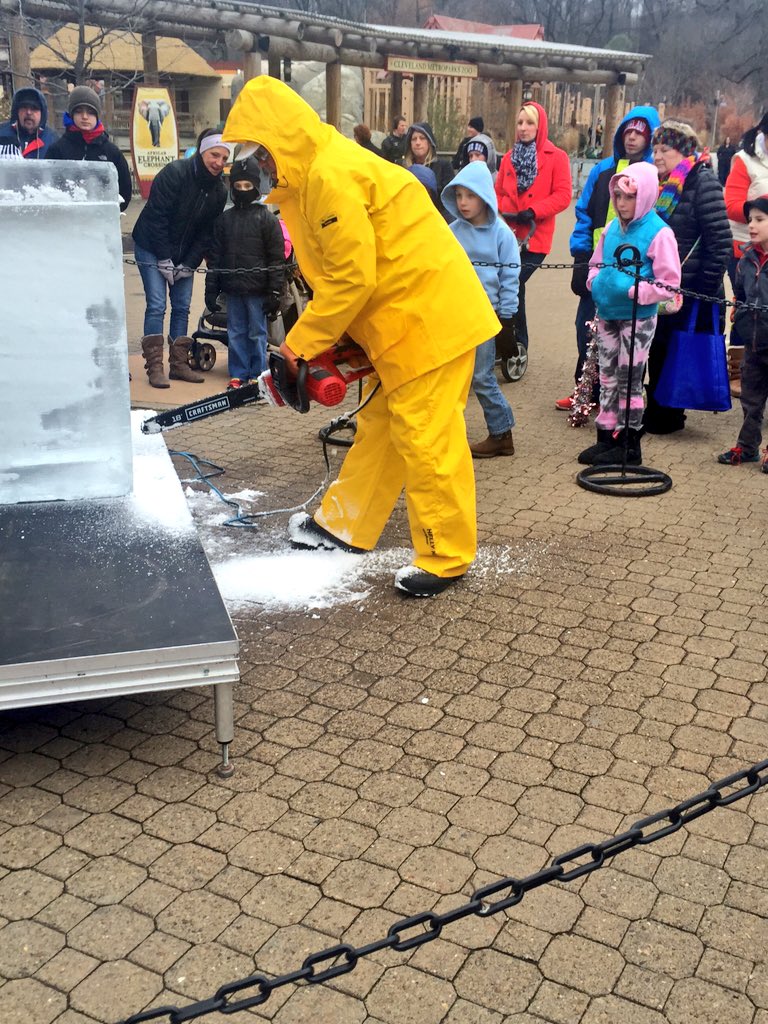 clemetzoo's tweet photo. Ice sculpting happening now in the Welcome Plaza! #NoonYearsEve #nye #icyfun https://t.co/y9SymwbPrc