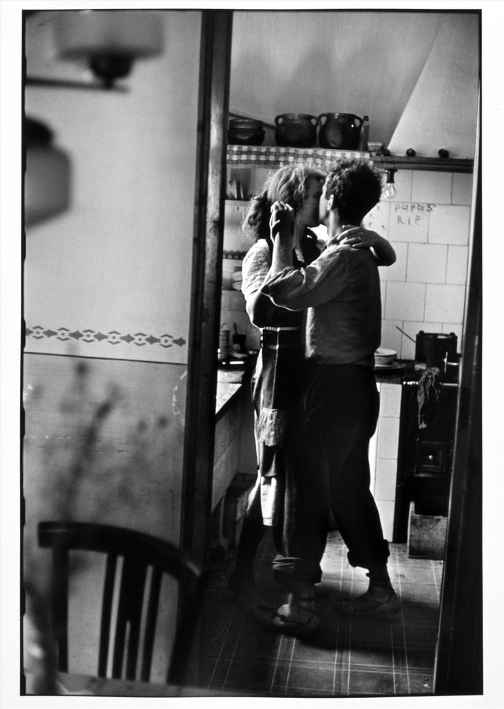 La curiosità. Questo mi auguro. Per diluirmi in quel mare di desideri che è la vita.
#zero15/365
(Ph. E. Erwitt)