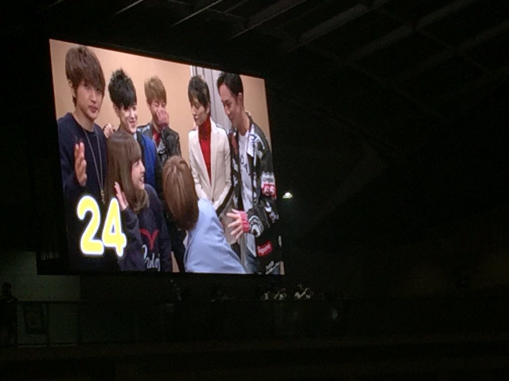 naaa1430's tweet photo. 年明けまで24秒前。にっしーだけカメラ目線！さすがにっしーじゃん！（笑） https://t.co/1qPPTg5mCr