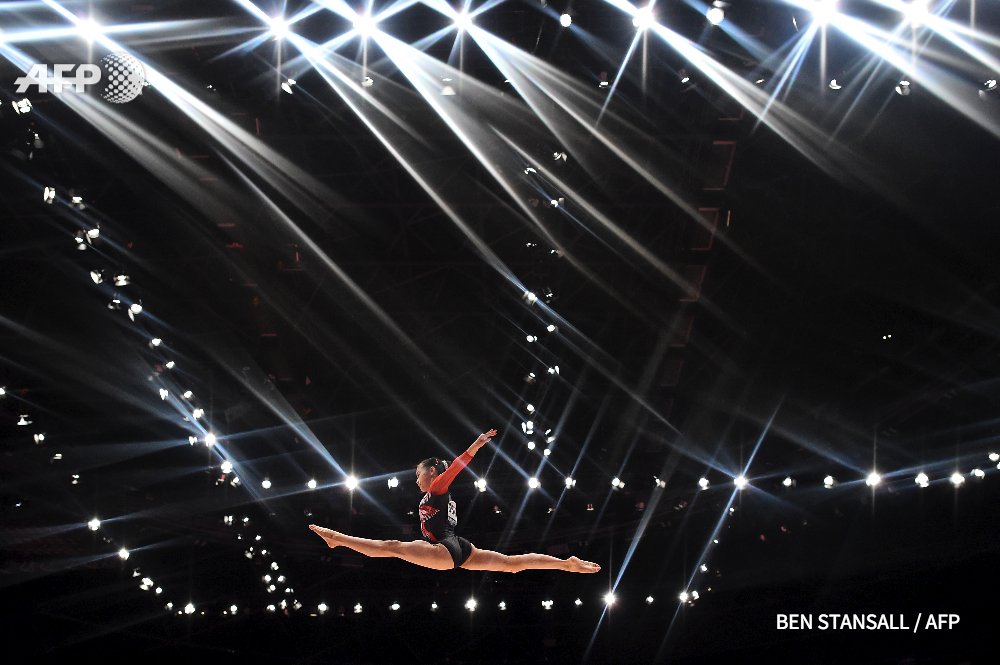 afpfr's tweet photo. #AFPretro2015 Aux Mondiaux de gymnastique à Glasgow #AFP https://t.co/9ZTGb76T6z