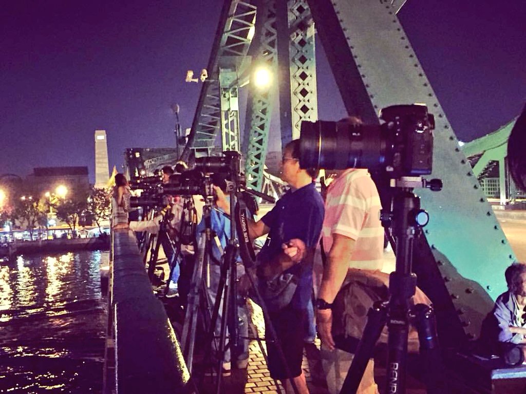 Las mejores imágenes de la llegada del 2016 - CXkZ7seUsAEKlow