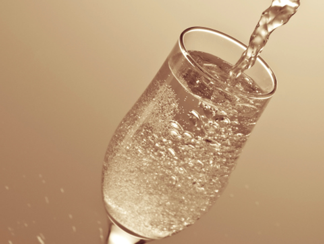 NewBeauty's tweet photo. The crazy (awesome) beauty benefit of champagne: https://t.co/JtGOl5t2Cv https://t.co/xkWXqrJXdO