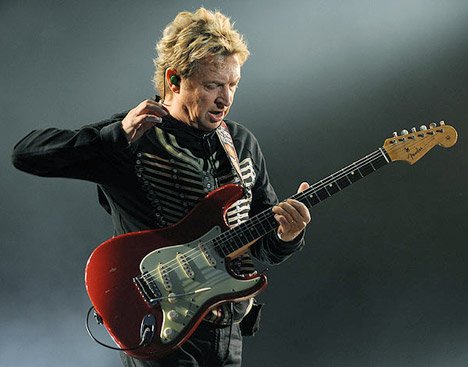 Last birthday of 2015, Many Happy Returns to Andy Summers, guitarist with the Police, 73 today (31st December). 