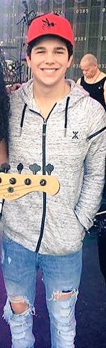 goodbye10946's tweet photo. #AustinMeetMelDec31 #AustinMeetDiannaDec31 #DeepEndByMahone he looks so cute https://t.co/NUbHGwoOYO