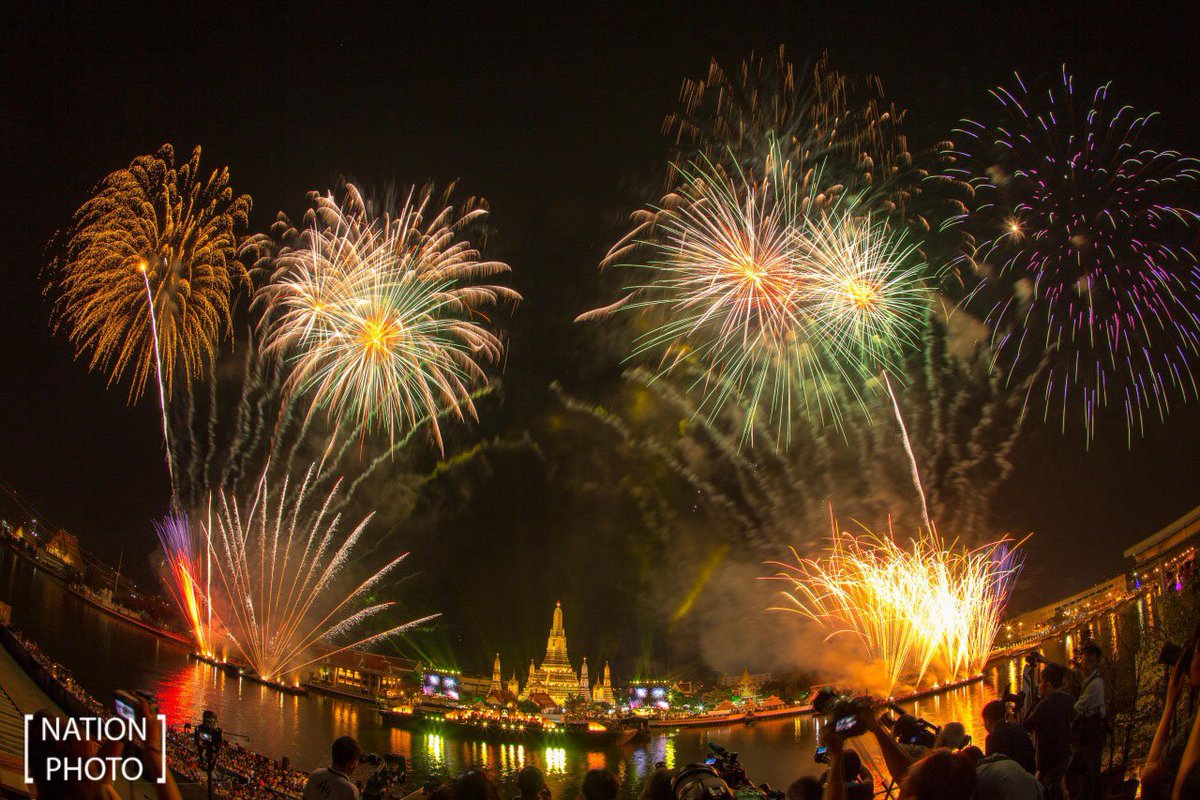 RichardBarrow's tweet photo. Fireworks display at Wat Arun - RT @NationTV22: การแสดงพลุ ในการส่งท้ายปีเก่าต้อนรับปีใหม่ Thailand Countdown 2016 https://t.co/R1m2oNvgob