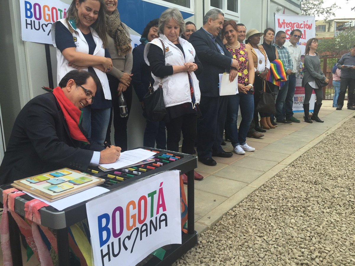 . @jerojasrodrigue firma convenio para la construcción de plan de vivienda al adulto mayor con @HabitatComunica