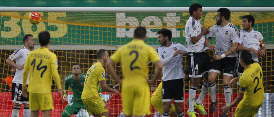 diarioas's tweet photo. ¡Qué manera de acabar el año: golazo de Bruno Soriano! https://t.co/WlIpDmjf6z https://t.co/V2PnEDAFb5