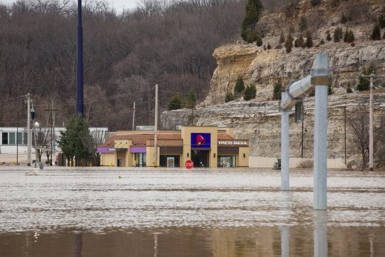 PHOTOS: Historic Winter Flood in #STL Closes Highways, Breaks Records stlmag.com/news/photos-hi… #stlwx