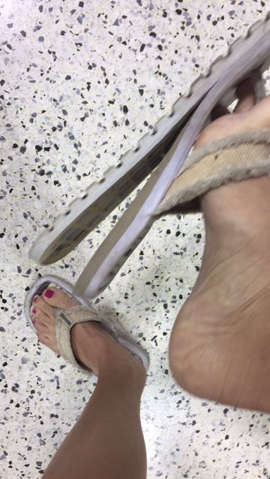 #flipflop #blowout while shopping #foot #feet #myfavorite who wants to buy me new ones? https://t.co