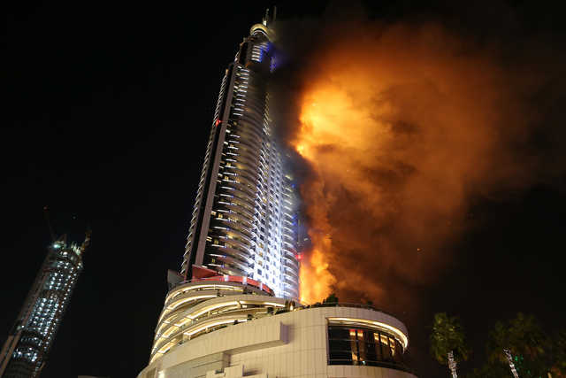 Бурдж халифа горит новости. Бурдж Халифа пожар. Пожар в Дубае небоскреб. Даунтаун Дубай горит здание. Пожар в небоскребе.