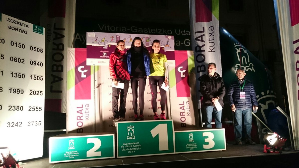 Podio de la San Silvestre de Vitoria. 1 Elena Loyo 2 Majida Maayouf 3 Lydia Campo