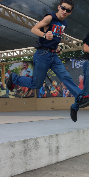 fiddlinmike98's tweet photo. As we're about to jump into 2016, I would like to wish you all a happy new year!! #HappyNewYear #JumpintotheNewYear https://t.co/28UvLHfqv6