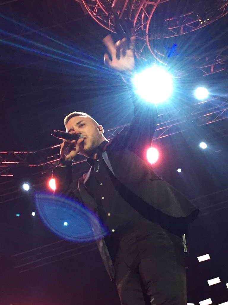 _GigiDAlessio_'s tweet photo. @MattiaBriga sul palco di #GigiAndFriends!!!! https://t.co/5n72OHk2ho