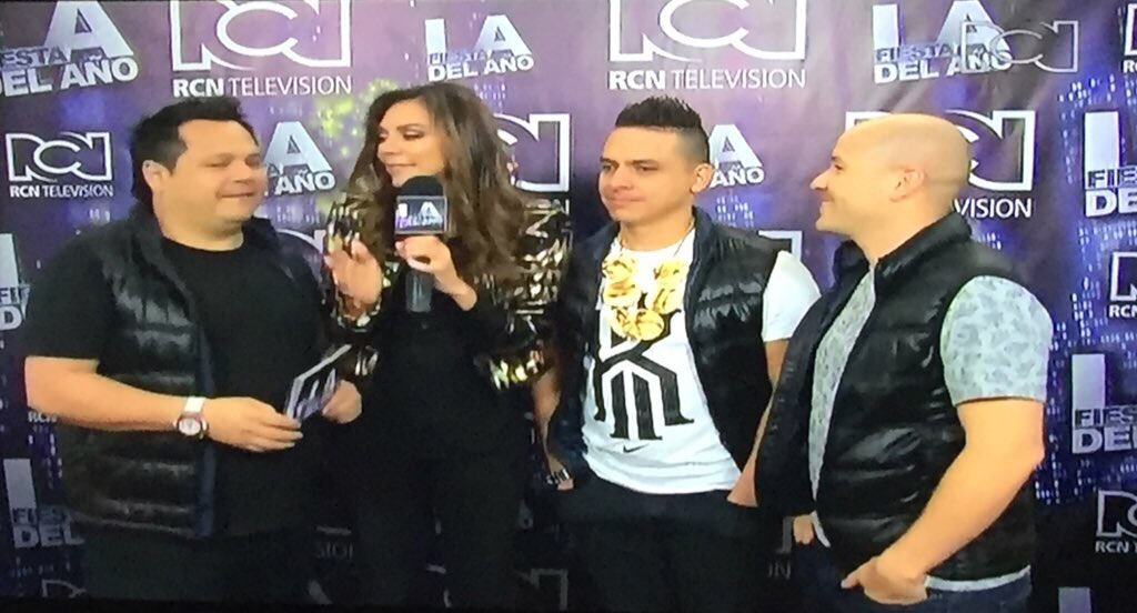 kokoykoronel's tweet photo. Al aire en @CanalRCN #lafiestadelaño conectados !!! Gracias @clememusicTV @ClauGarcia13 #tocapues !!! https://t.co/GMXwVnX4VQ