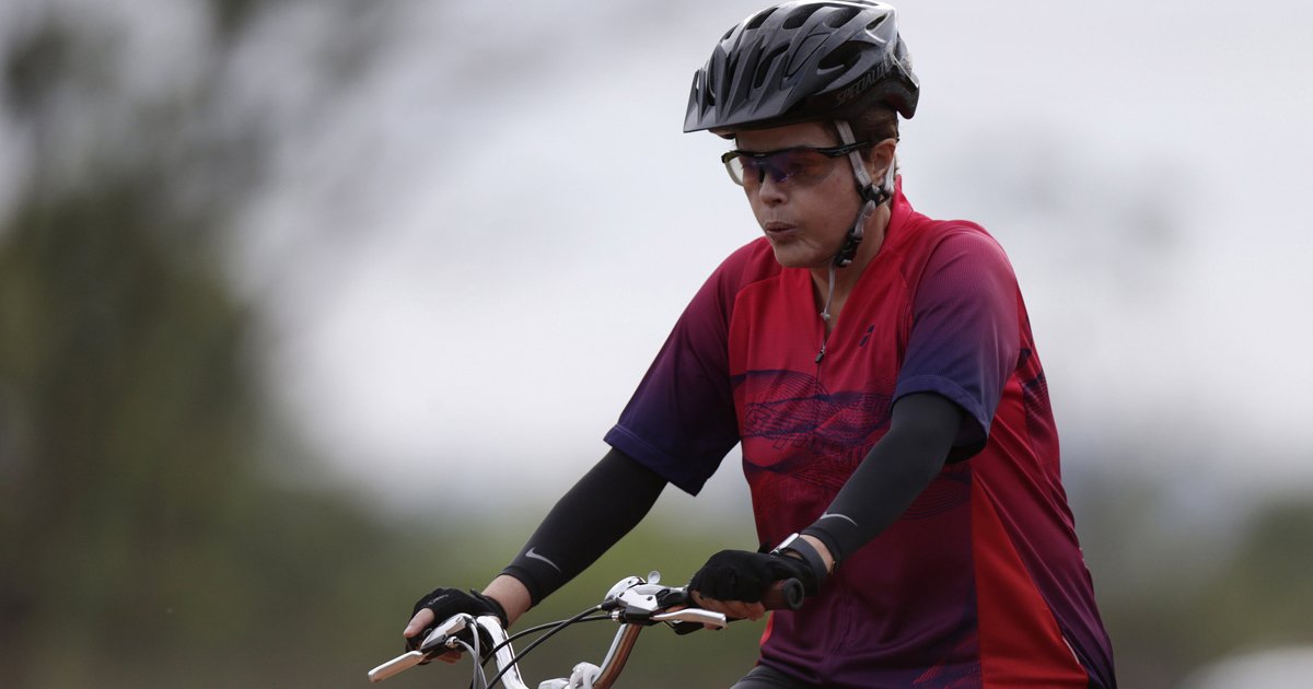 g1's tweet image. Dilma anda de bicicleta no último dia do ano e, no Twitter, se diz otimista com 2016 glo.bo/1R0Ob9h