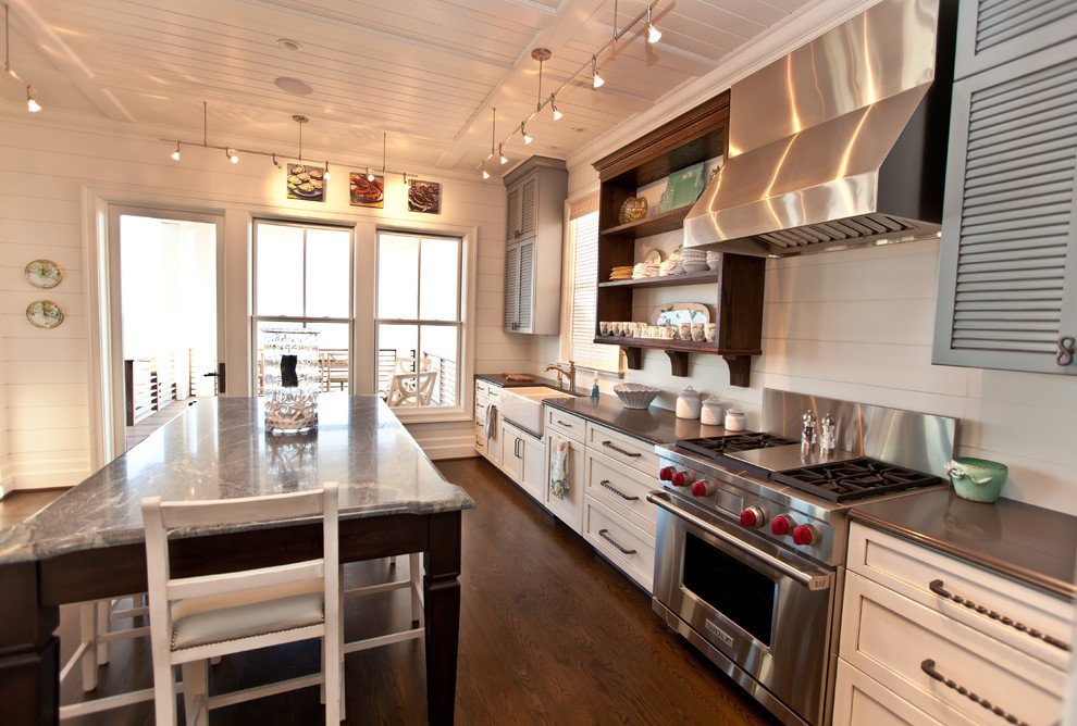 Get inspired by various coastal #kitchens and create your own space! ow.ly/WtThf <a href="/PositivelyStace/">Positively Stacey</a>