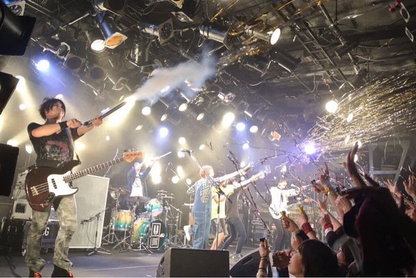 .と.わ ⌘ tweet media