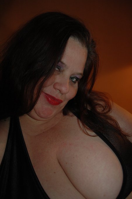 Wishing all of my friends &amp; fans around the world a wonderful New Year! Big Fat Kisses! xoxo https://t<a href="/tag/footfetish"class="tags"><span>#footfetish</span></a><a href="/tag/baresoles"class="tags"><span>#baresoles</span></a><a href="/tag/longtoes"class="tags"><span>#longtoes</span></a><a href="/tag/higharches"class="tags"><span>#higharches</span></a>