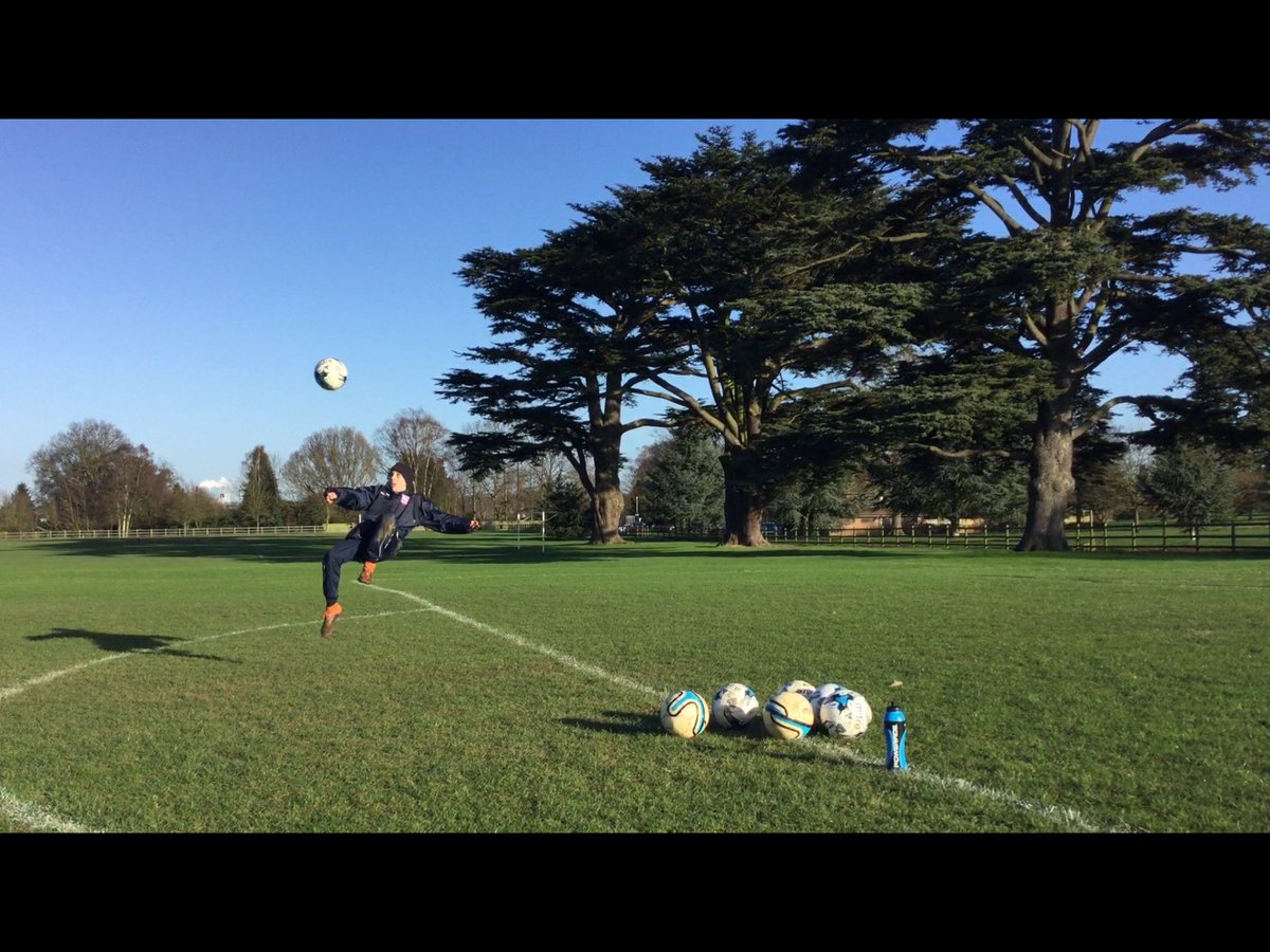 GE7freestyle's tweet photo. 90 mins on volleys, dribbling, dynamics. #HappyNewYear2016 #ambition #dedication #GE7 #CUYD #bethebestyoucanbe https://t.co/IVRF48oRKS