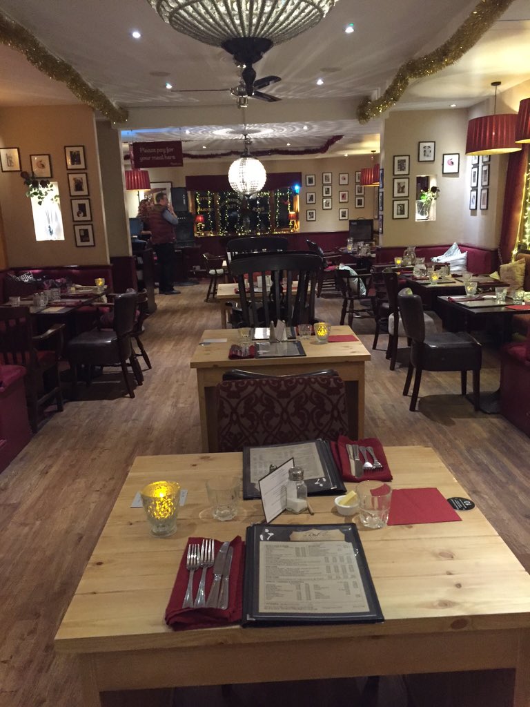 RedCarpetBarton's tweet photo. The restaurant is ready to go, band is setting up. Just waiting for Star Wars to finish - excitement is mounting! https://t.co/byc9waGdwr