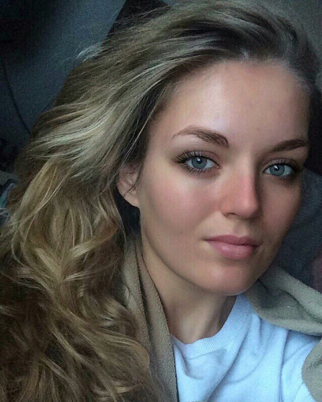 LaurieLocket's tweet photo. Lazy in the couch. I wish everybody a happy new year. All the best in 2016 xxxx lots of kisses &amp; love https://t.co/biw1kKZxrK