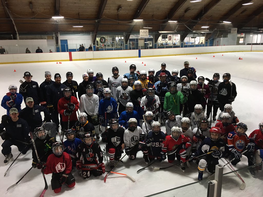 Skate2Score's tweet photo. So proud of everyone for all their hardwork this week! #flashwintercamp was a complete success! #skate2score https://t.co/YIqIuwXfQH