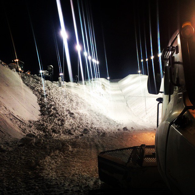 SnowParkTech's tweet photo. Pushing into the New Year. Cheers to 2016! | #SnowParkTech #Prinoth_snowgroomers P: Andrew Erath https://t.co/DBDLTgj6KC