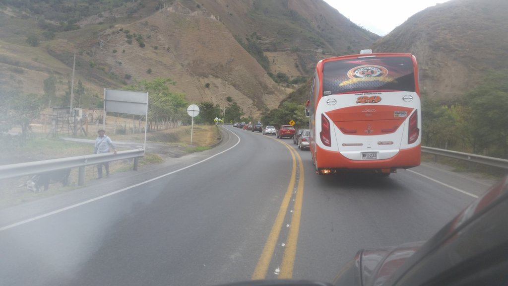 MiRegionMeta's tweet photo. Ruta Btá- V/cio mantiene alto flujo de vehículos. ¡Paciencia! En casa lo esperan para despedir el 2015 @Coviandes https://t.co/JK8QfjamQG