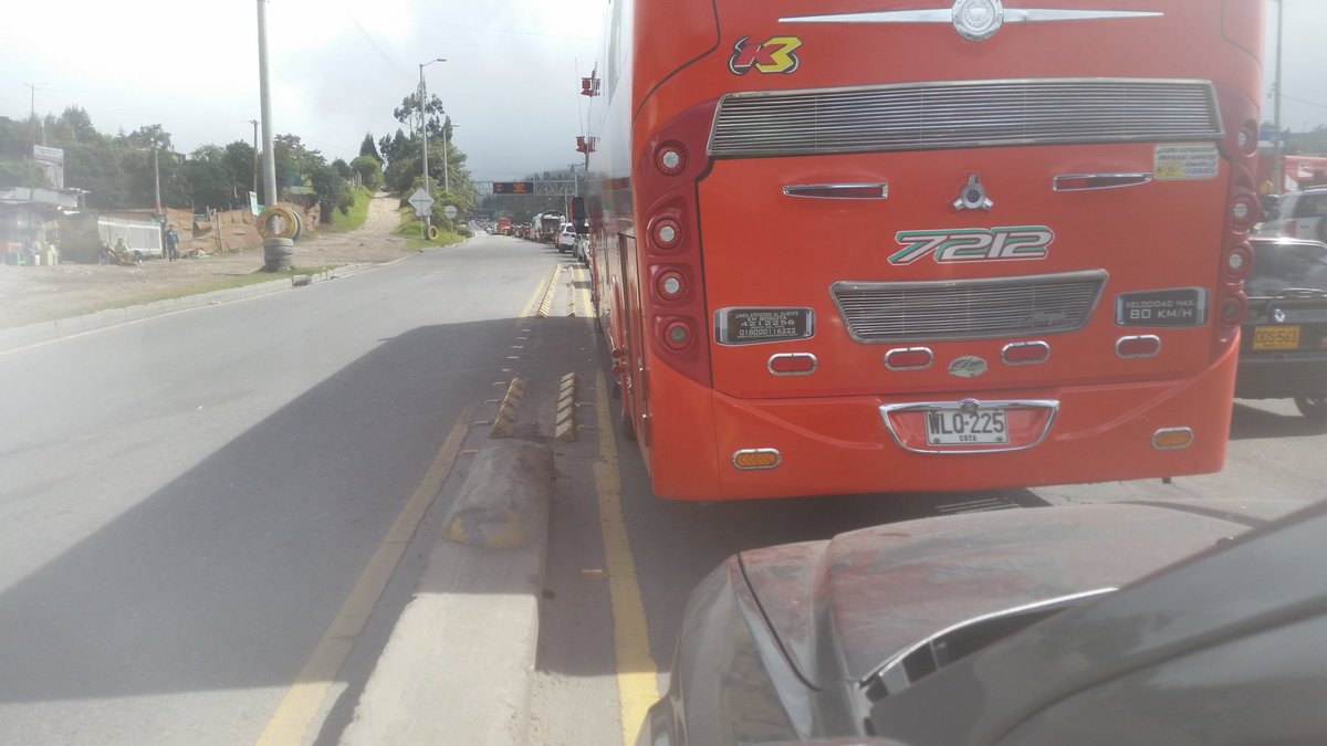 MiRegionMeta's tweet photo. Ruta Btá- V/cio mantiene alto flujo de vehículos. ¡Paciencia! En casa lo esperan para despedir el 2015 @Coviandes https://t.co/JK8QfjamQG