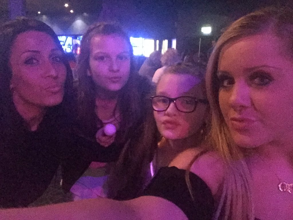 EverattKimmy's tweet photo. Me and my beautiful girls 😘✌🏻️💞#butlinsbno https://t.co/QZASrW4yTN