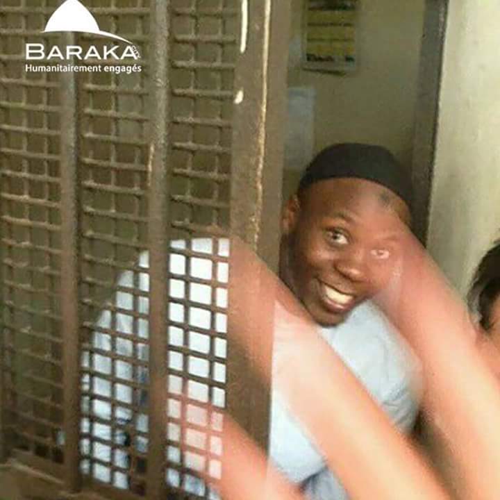 AsmaeBach's tweet photo. #FreeMoussa le sourire même enfermé, prenez en de la graine @fhollande toujours de l'espoir, même si tout va mal https://t.co/d9Gn9k2mFV