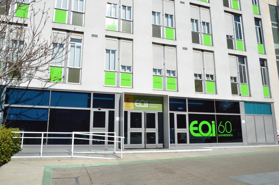 eoi's tweet photo. En este año que acaba EOI se afianzaba como escuela negocios gestión medioambiental https://t.co/FCO945qhWS #eoi2015 https://t.co/5cH0Um5oCb